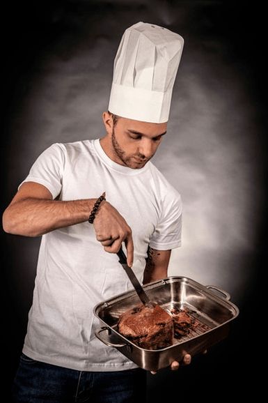 Ang isang tao ay naghahanda ng karne para sa potency