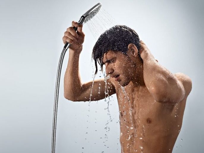 Ang isang contrast shower ay perpektong nagpapalakas sa katawan ng isang lalaki, sa gayon ay nagpapalakas ng potency